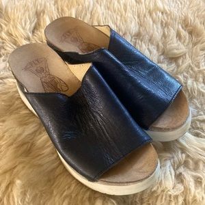 CUTE 🌸 black Leather FLY LONDON SLIDES 🌸